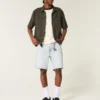 Lose Jeansshorts über dem Knie