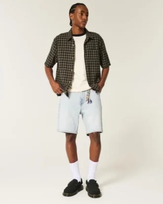 Lose Jeansshorts über dem Knie