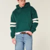 Lose Jeansshorts über dem Knie