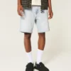 Lose Jeansshorts über dem Knie
