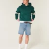 Lose Jeansshorts über dem Knie