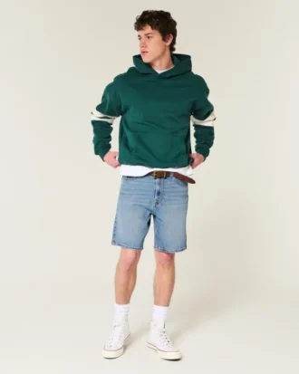 Lose Jeansshorts über dem Knie