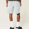 Lose Jeansshorts über dem Knie