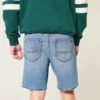 Lose Jeansshorts über dem Knie
