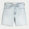 Lose Jeansshorts über dem Knie