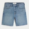 Lose Jeansshorts über dem Knie