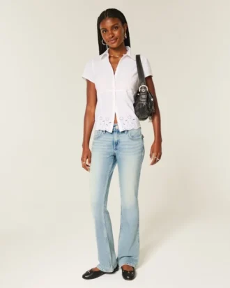 Low-Rise-Jeans mit mittlerer Waschung und gesticktem Schmetterling, Bootcut