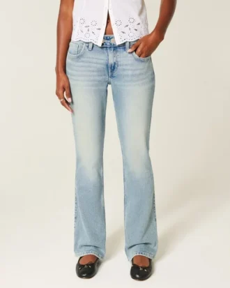 Low-Rise-Jeans mit mittlerer Waschung und gesticktem Schmetterling, Bootcut