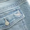 Low-Rise-Jeans mit mittlerer Waschung und gesticktem Schmetterling, Bootcut Low-Rise-Jeans mit mittlerer Waschung und gesticktem Schmetterling, Bootcut