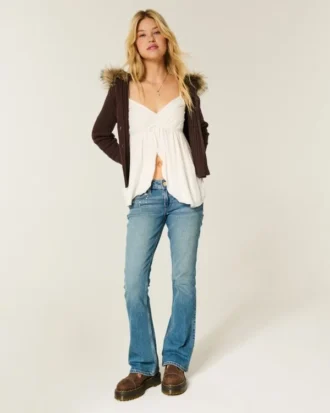Low-Rise-Jeans mit mittlerer Waschung und Nieten im Bootcut-Schnitt