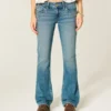 Low-Rise-Jeans mit mittlerer Waschung und Nieten im Bootcut-Schnitt