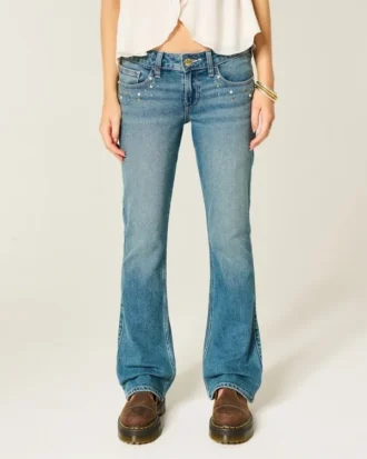 Low-Rise-Jeans mit mittlerer Waschung und Nieten im Bootcut-Schnitt