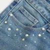 Low-Rise-Jeans mit mittlerer Waschung und Nieten im Bootcut-Schnitt