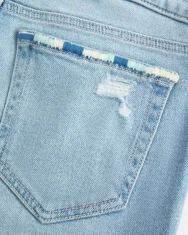 Low-Rise-Jeans mit Rissen, heller Waschung und Stickerei, Bootcut Low-Rise-Jeans mit Rissen, heller Waschung und Stickerei, Bootcut