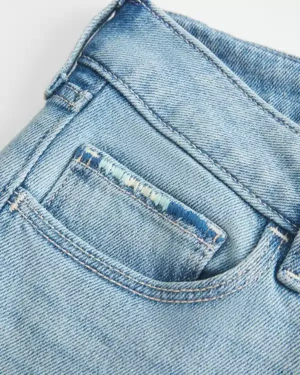 Low-Rise-Jeans mit Rissen, heller Waschung und Stickerei, Bootcut Low-Rise-Jeans mit Rissen, heller Waschung und Stickerei, Bootcut