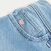 Low-Rise-Jeansshorts in heller Waschung mit Blumenstickerei Low-Rise-Jeansshorts in heller Waschung mit Blumenstickerei