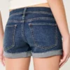 Low-Rise-Shorts aus dunkelblauem Denim mit Rissen Low-Rise-Shorts aus dunkelblauem Denim mit Rissen