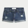 Low-Rise-Shorts aus dunkelblauem Denim mit Rissen Low-Rise-Shorts aus dunkelblauem Denim mit Rissen