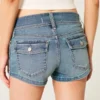 Low-Rise-Shorts aus hellblauem Denim