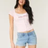 Low-Rise-Shorts aus hellblauem Denim mit Rissen Low-Rise-Shorts aus hellblauem Denim mit Rissen