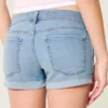 Low-Rise-Shorts aus hellblauem Denim mit Rissen Low-Rise-Shorts aus hellblauem Denim mit Rissen