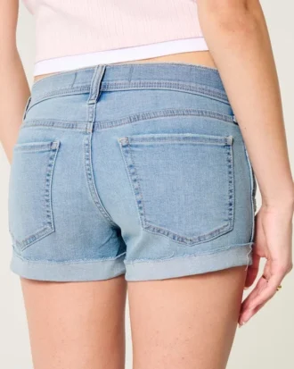 Low-Rise-Shorts aus hellblauem Denim mit Rissen