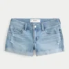 Low-Rise-Shorts aus hellblauem Denim mit Rissen Low-Rise-Shorts aus hellblauem Denim mit Rissen