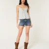Low-Rise-Shorts aus mittelblauem Denim Low-Rise-Shorts aus mittelblauem Denim