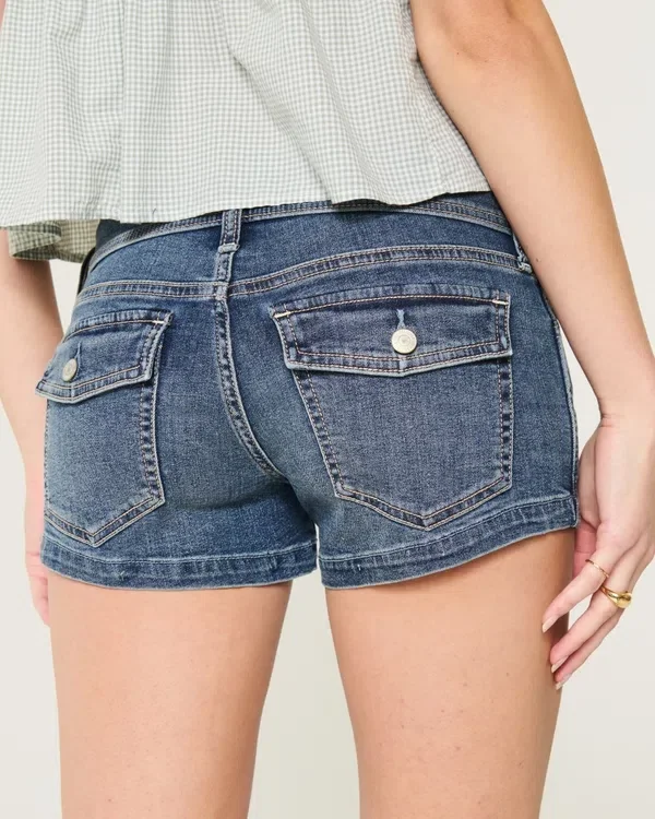 Low-Rise-Shorts aus mittelblauem Denim Low-Rise-Shorts aus mittelblauem Denim