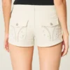 Low-Rise-Shorts aus Popeline mit floraler Rückentasche Low-Rise-Shorts aus Popeline mit floraler Rückentasche