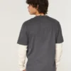 Mehrlagiges Langarm-T-Shirt mit Logo-Grafik Mehrlagiges Langarm-T-Shirt mit Logo-Grafik
