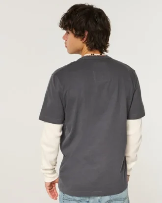 Mehrlagiges Langarm-T-Shirt mit Logo-Grafik
