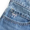 Mini-Jeansrock mit niedriger Taille und gestickter Schleife Mini-Jeansrock mit niedriger Taille und gestickter Schleife