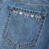 Mini-Jeansrock mit niedriger Taille und gestickter Schleife Mini-Jeansrock mit niedriger Taille und gestickter Schleife