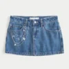 Mini-Jeansrock mit Stickerei in mittlerer Waschung Mini-Jeansrock mit Stickerei in mittlerer Waschung