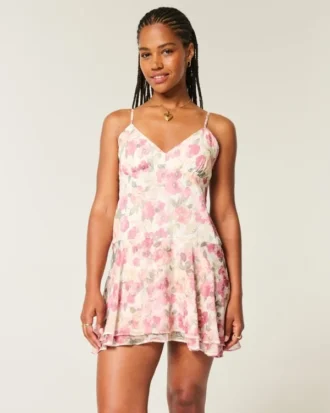 Mini-Kleid mit asymmetrischem Saum