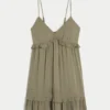 Mini-Kleid mit Nieten und Rüschen Mini-Kleid mit Nieten und Rüschen