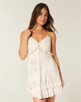 Mini-Kleid mit Nieten und Rüschen