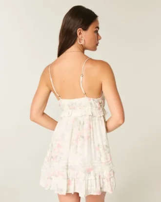 Mini-Kleid mit Nieten und Rüschen