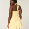 Mini-Kleid mit tiefem Taillenbund und Neckholder Mini-Kleid mit tiefem Taillenbund und Neckholder