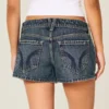 Mini-Shorts aus dunkelblauem Denim mit niedriger Leibhöhe Mini-Shorts aus dunkelblauem Denim mit niedriger Leibhöhe