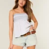 Mini-Shorts aus hellblauem Denim mit niedriger Leibhöhe Mini-Shorts aus hellblauem Denim mit niedriger Leibhöhe