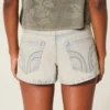 Mini-Shorts aus hellblauem Denim mit niedriger Leibhöhe Mini-Shorts aus hellblauem Denim mit niedriger Leibhöhe