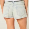 Mini-Shorts aus hellblauem Denim mit niedriger Leibhöhe Mini-Shorts aus hellblauem Denim mit niedriger Leibhöhe