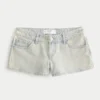 Mini-Shorts aus hellblauem Denim mit niedriger Leibhöhe Mini-Shorts aus hellblauem Denim mit niedriger Leibhöhe