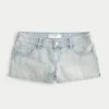 Mini-Shorts aus hellblauem Denim mit niedriger Leibhöhe Mini-Shorts aus hellblauem Denim mit niedriger Leibhöhe