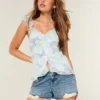 Mini-Shorts aus mittelblauem Denim mit niedriger Leibhöhe und Used-Look Mini-Shorts aus mittelblauem Denim mit niedriger Leibhöhe und Used-Look