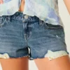 Mini-Shorts aus mittelblauem Denim mit niedriger Leibhöhe und Used-Look Mini-Shorts aus mittelblauem Denim mit niedriger Leibhöhe und Used-Look