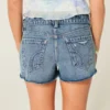 Mini-Shorts aus mittelblauem Denim mit niedriger Leibhöhe und Used-Look Mini-Shorts aus mittelblauem Denim mit niedriger Leibhöhe und Used-Look