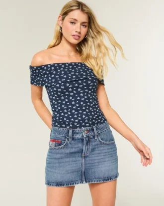 Mini-Skort aus Denim mit niedriger Leibhöhe, mittlerer Waschung und Flaggenstickerei